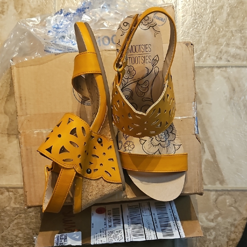 Mootsies Tootsies Mustard Yellow Wedges